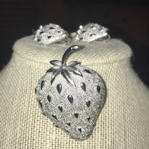 🛑SOLD🛑 Strawberry🍓Vintage Pin